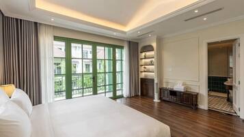 Deluxe Villa | Desk, blackout curtains, iron/ironing board, free WiFi