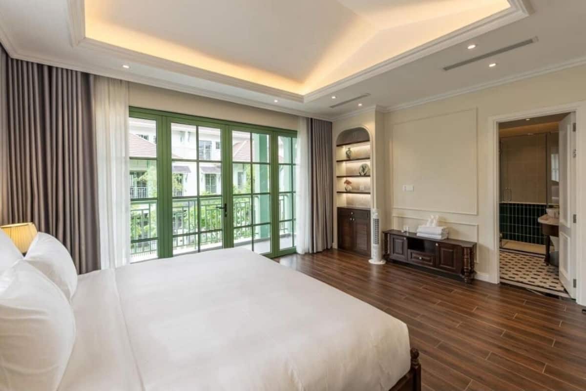 Bureau, espace de travail pour ordinateur portable, rideaux occultants