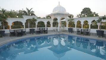 15 outdoor pools