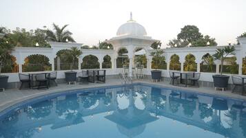 15 outdoor pools