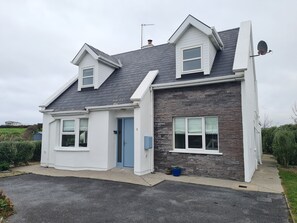 Exterior - Comfortable 3-bedroom house in Liscannor - coastal, village, & cliffs (Liscannor)