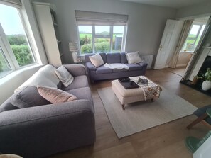 Smart TV, fireplace, books - Comfortable 3-bedroom house in Liscannor - coastal, village, & cliffs (Liscannor)