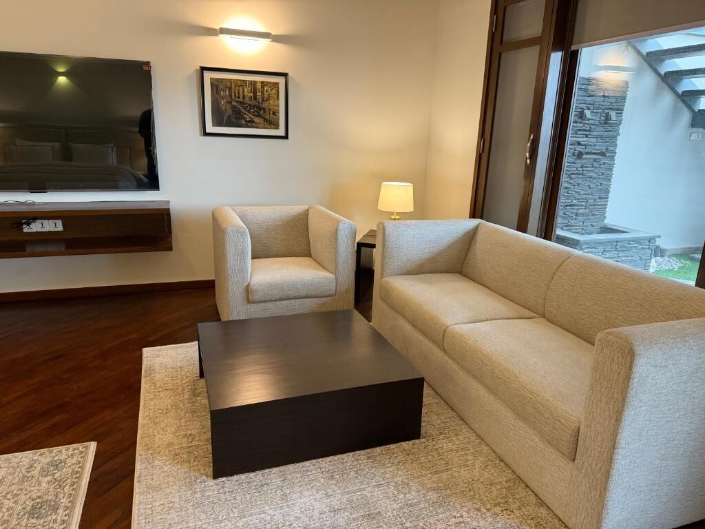 Deluxe Double Room, City View | Living area