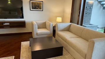 Deluxe Double Room, City View | Living area