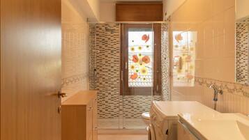 Dusche, Haartrockner, Bidet, Handtücher