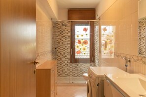 Dusche, Haartrockner, Bidet, Handtücher