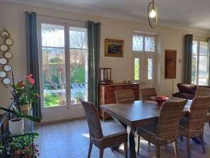 Dining - Villa with swimming pool in Provence Luberon Pays d'Aix (La Roque-d'Anthéron)
