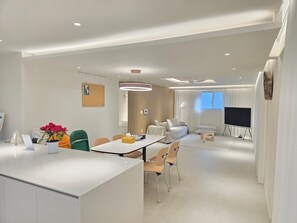 Villa familiar, 3 habitaciones, no fumadores, baño privado | Zona de estar | Una televisión de pantalla plana