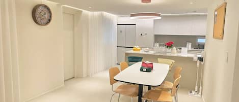 Villa familiale, 3 chambres, non-fumeur, salle de bain privée | Aire de séjour | Téléviseur à écran plat