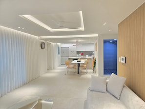 ファミリー ヴィラ 3 ベッドルーム 禁煙 専用バスルーム | リビング エリア | 薄型テレビ