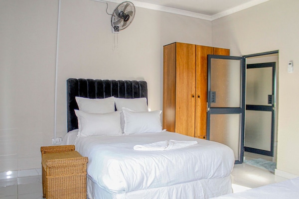 Chalet Comfort, pemandangan kebun | Brankas, meja kerja, ruang kerja ramah laptop, dan tirai kedap cahaya