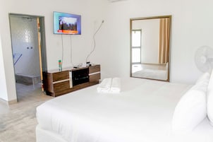 Caja fuerte, escritorio, espacio para trabajar con un portátil