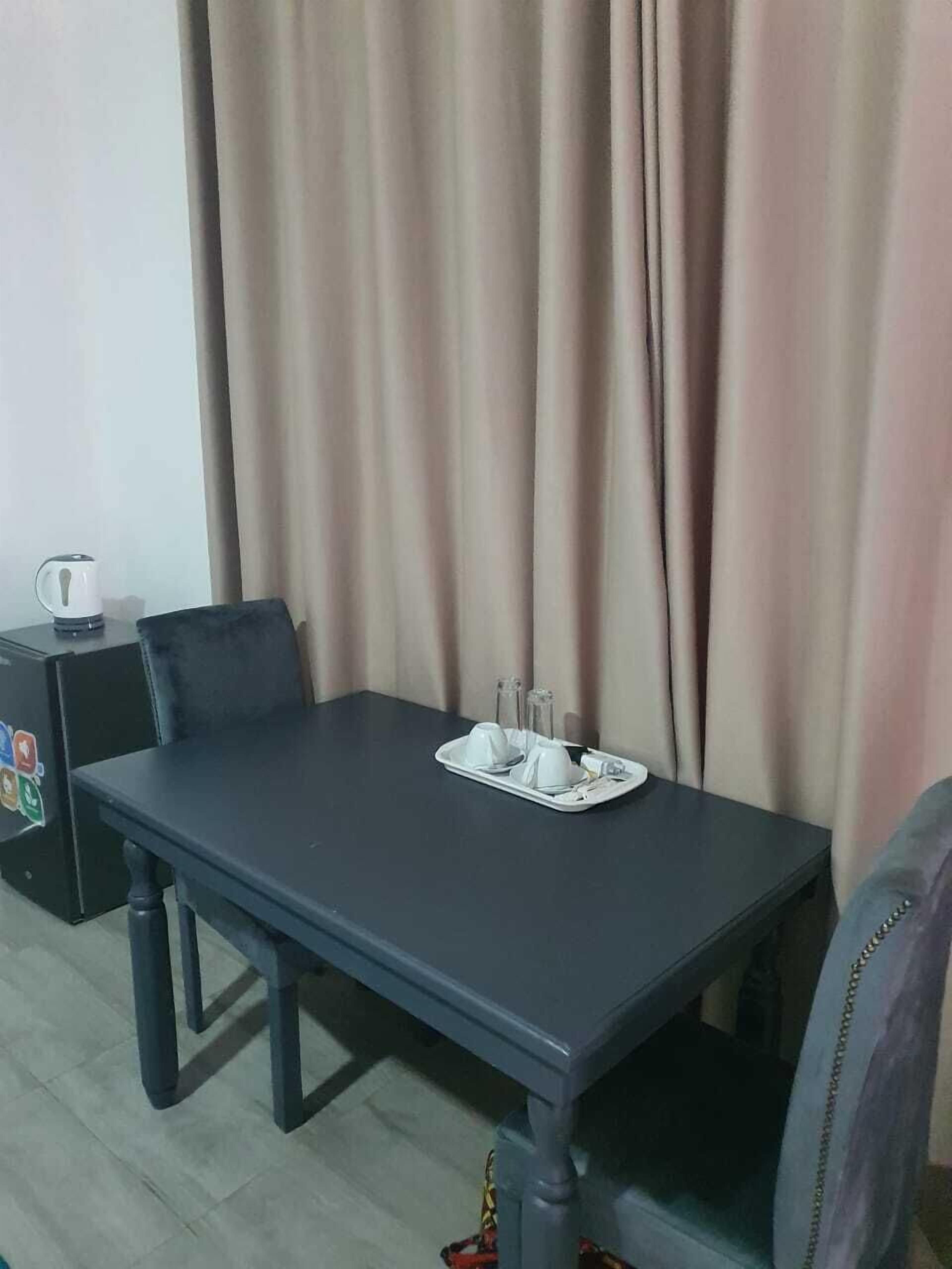 Caixa forta a l'habitació i escriptori 