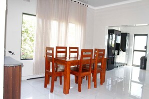 舒适木屋, 花园景观 | 客房内用餐