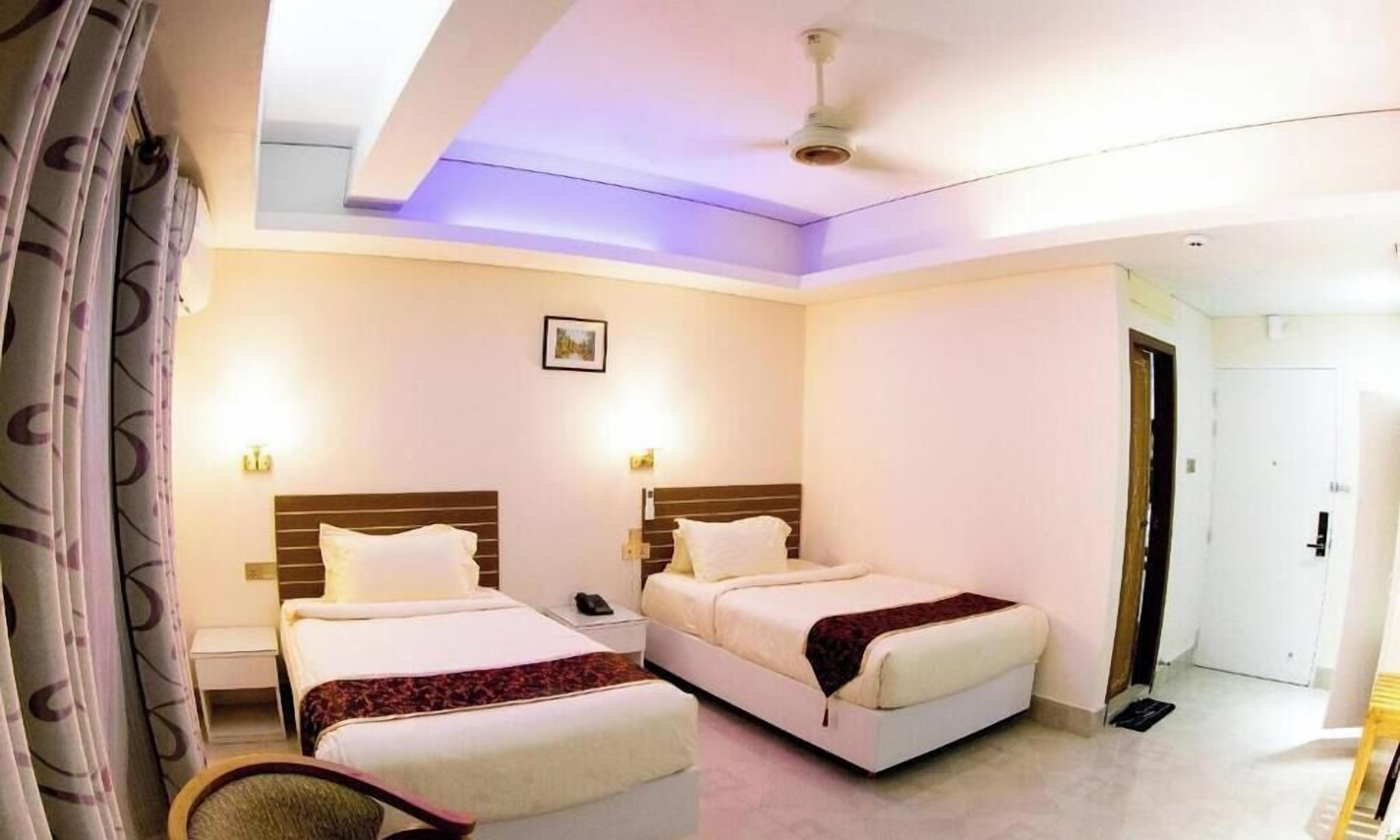 In-room safe, soundproofing, iron/ironing board, free WiFi