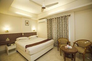 In-room safe, soundproofing, iron/ironing board, free WiFi