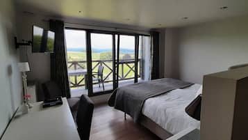 Panoramic Suite, Valley View | Premium bedding, free WiFi, bed sheets