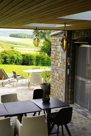 Outdoor dining - Domaine du vieux chêne (Stoumont)