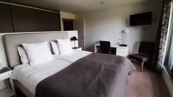 Panoramic Suite, Valley View | Premium bedding, free WiFi, bed sheets