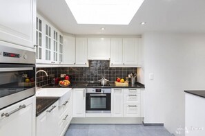 Comfort Cottage, 2 Bedrooms, Non Smoking, Garden View | Private kitchen