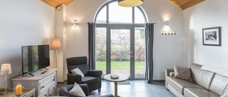 Småhus – comfort, 2 soverom, ikke-røyk, hageutsikt | Oppholdsområde | TV