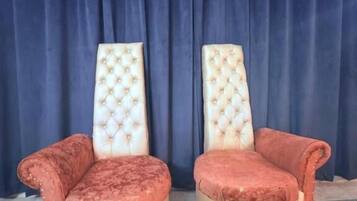 Dubbelrum - utsikt mot bergen | Vardagsrum