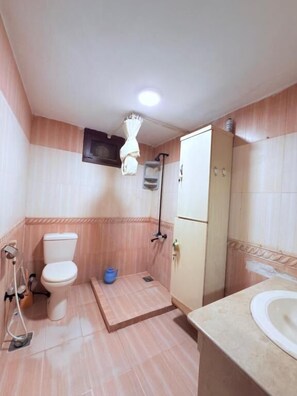 Dubbelrum - utsikt mot bergen | Badrum