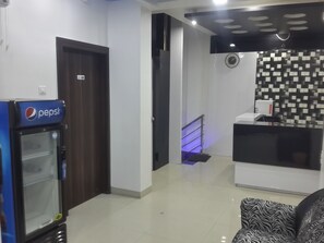 Living area - Hotel Holiday Era Lodging (Chhatrapati Sambhajinagar)