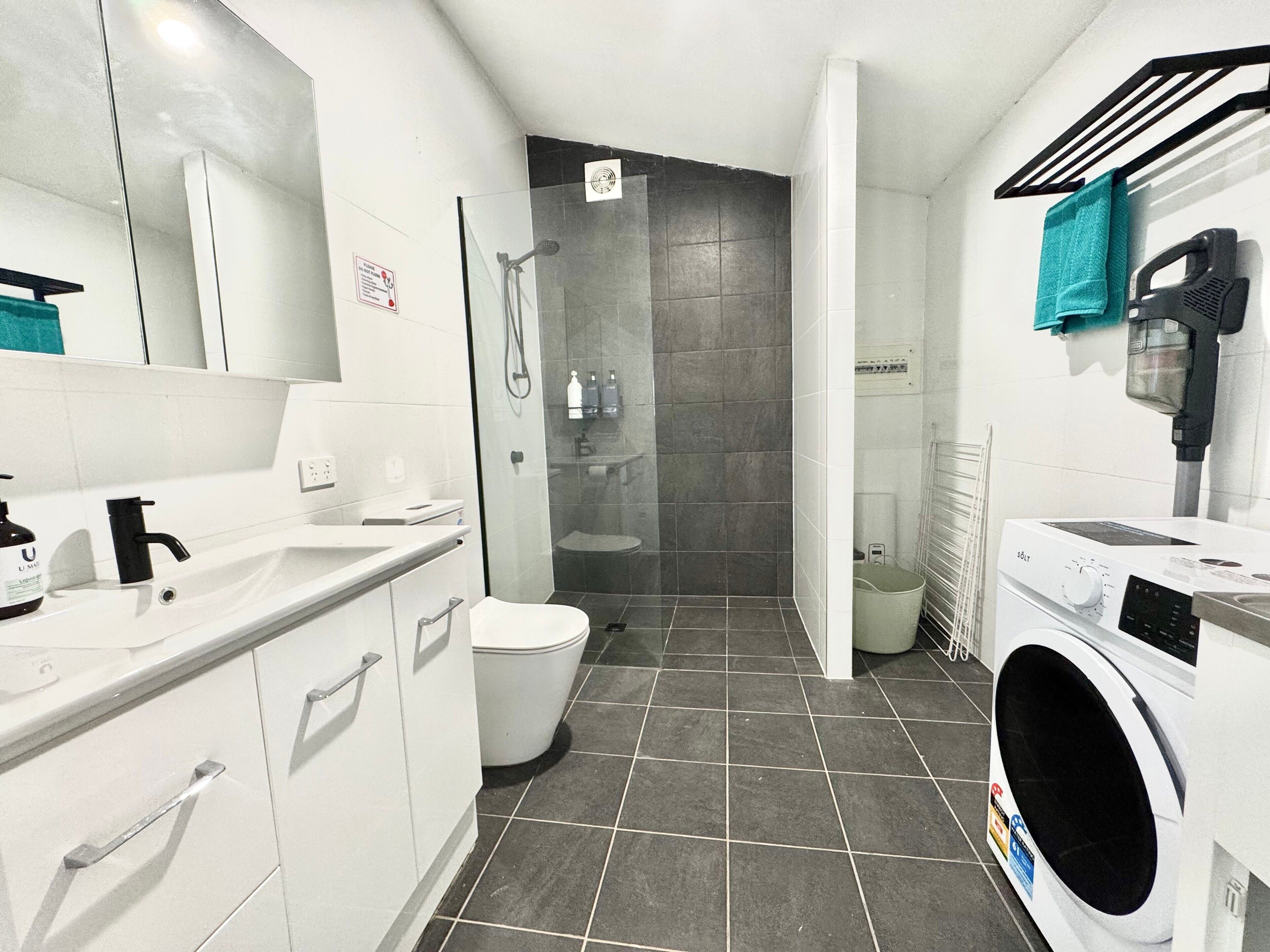 Dusche, Haartrockner, Handtücher, Seife