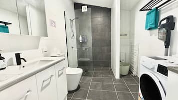 Een douche, een haardroger, handdoeken, zeep