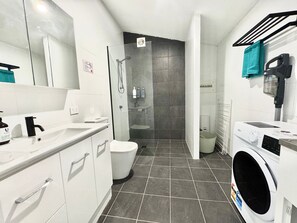 Dusche, Haartrockner, Handtücher, Seife