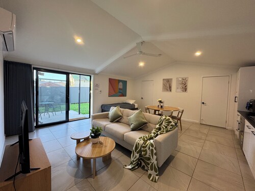 Large Granny Flat • Easy Access to CBD & Bayside