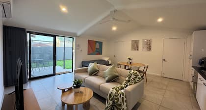 Large Granny Flat • Easy Access to CBD & Bayside