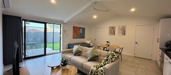 Large Granny Flat • Easy Access to CBD & Bayside