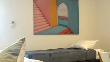 Een strijkplank/strijkijzer, wifi, beddengoed