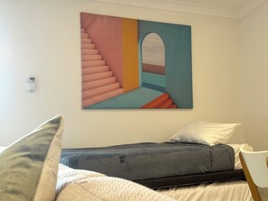 Een strijkplank/strijkijzer, wifi, beddengoed