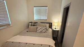 Room - Private downtown studio with full kitchen (Chico)