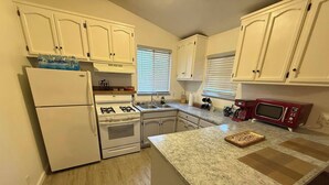 Private kitchen - Private downtown studio with full kitchen (Chico)