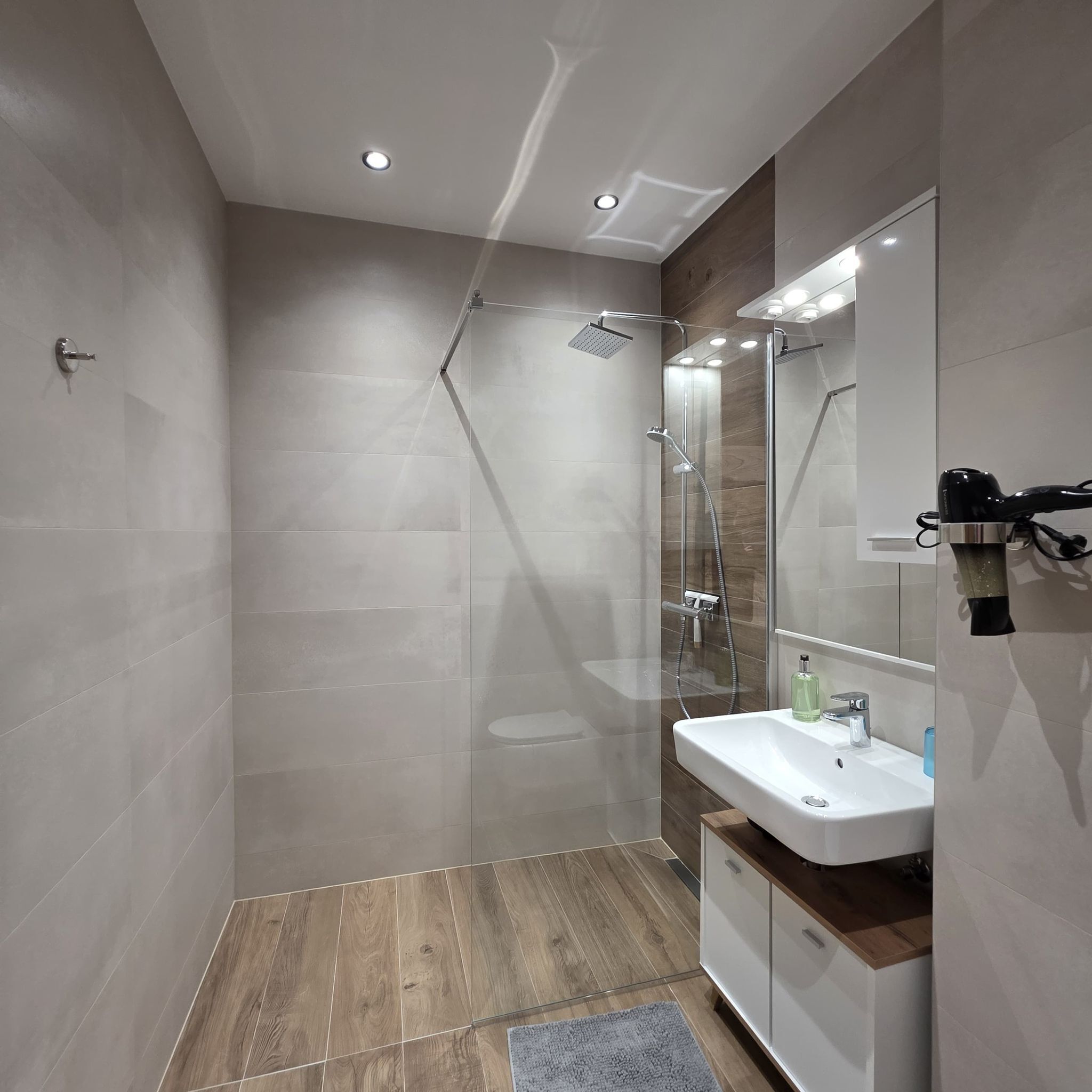 Een douche, een haardroger, handdoeken, zeep