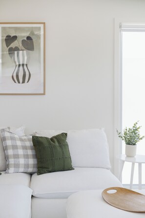 TV, fireplace, books, stereo - Olive and Salt (Mornington)