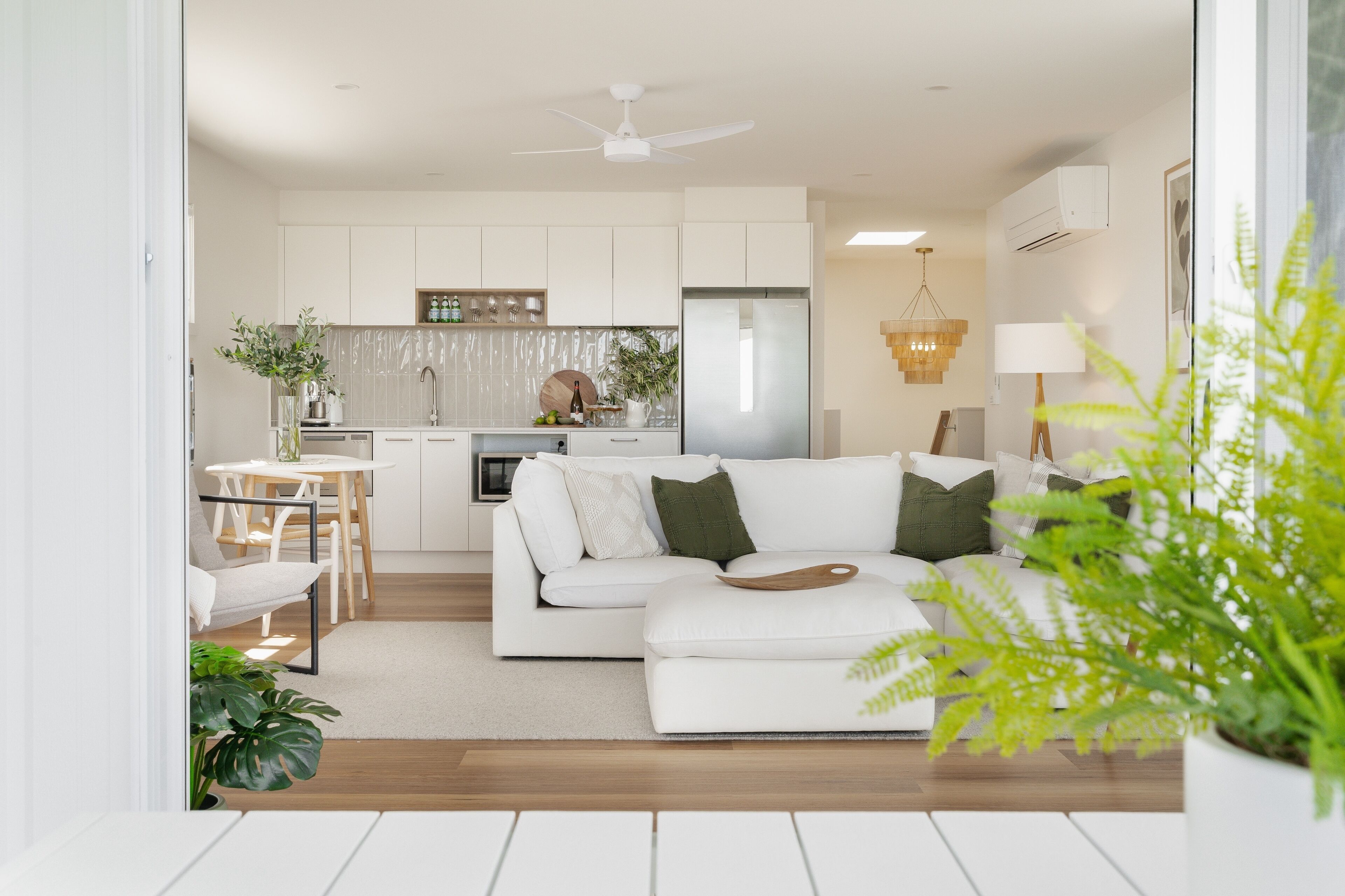 Televisio, takka, kirjoja, stereot