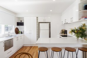 Een koelkast, een magnetron, een oven, een kookplaat