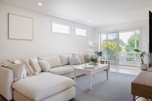 Een televisie, een open haard, boeken en een stereo