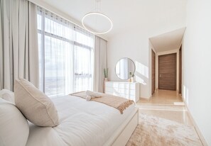 Tabla de planchar con plancha, wifi gratis y ropa de cama 