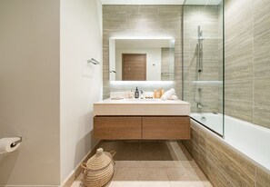 Shower, hair dryer, bidet, towels - 2 Bed in Anwa By Omniyat with sea view (Dubai)