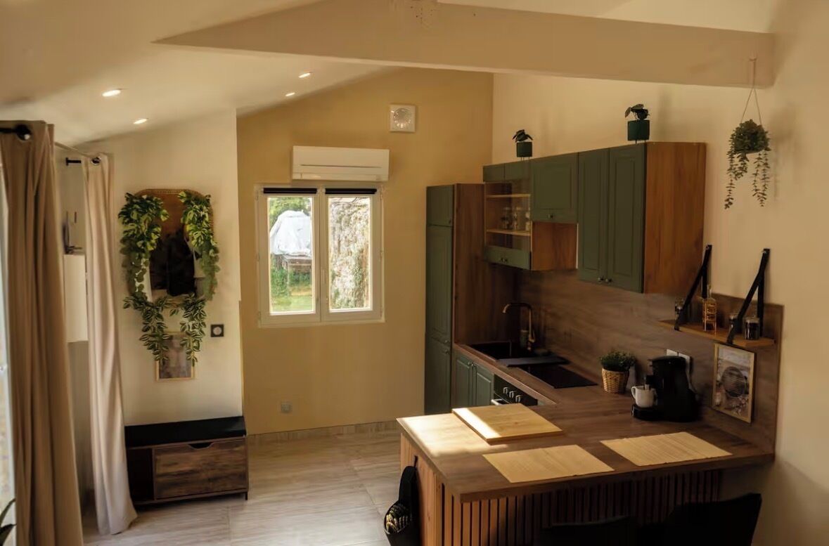 Réfrigérateur, four, plaque de cuisson, cafetière/bouilloire