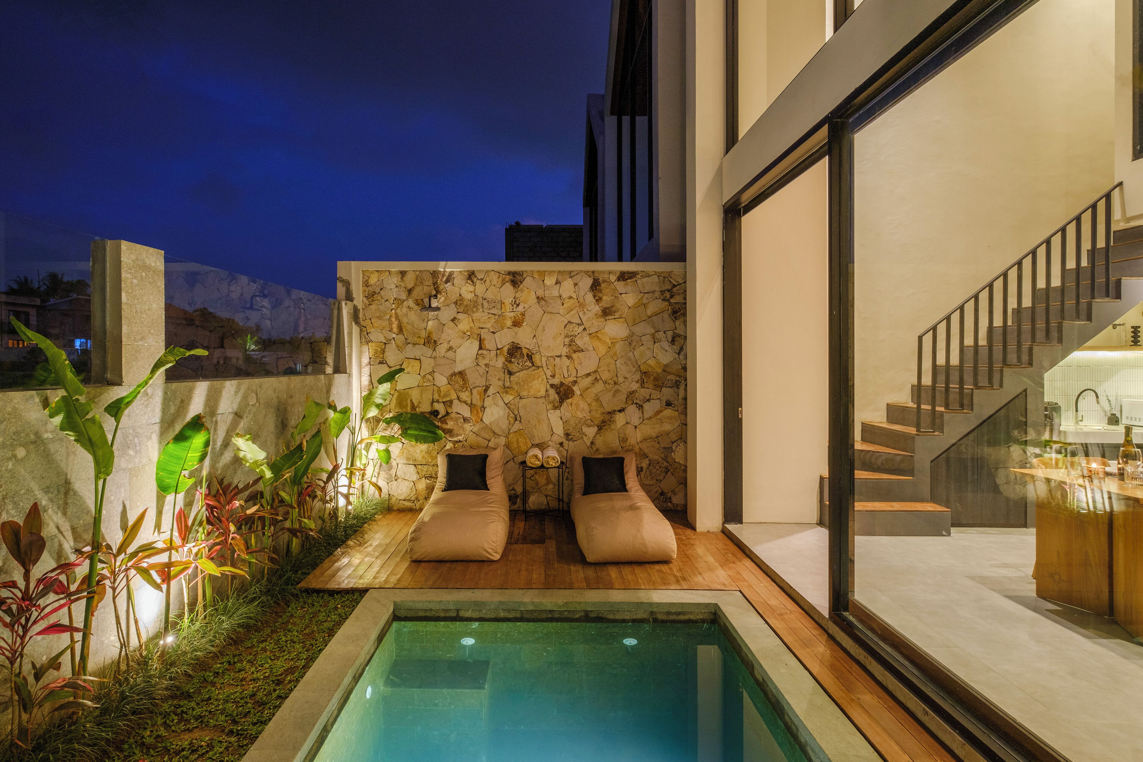 Utendørsbasseng og solsenger