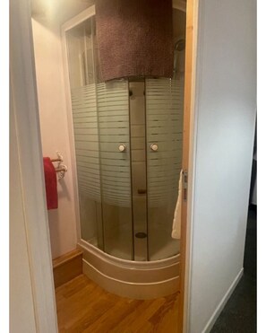 Ducha, secador de pelo, toallas, papel higiénico