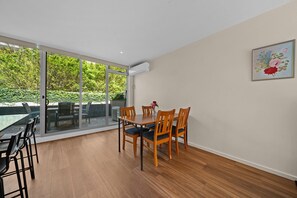 Apartment | Dining - Spacious Apartment With Gym & Pool Access (Canberra)