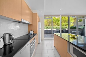 Apartment | Private kitchen - Spacious Apartment With Gym & Pool Access (Canberra)